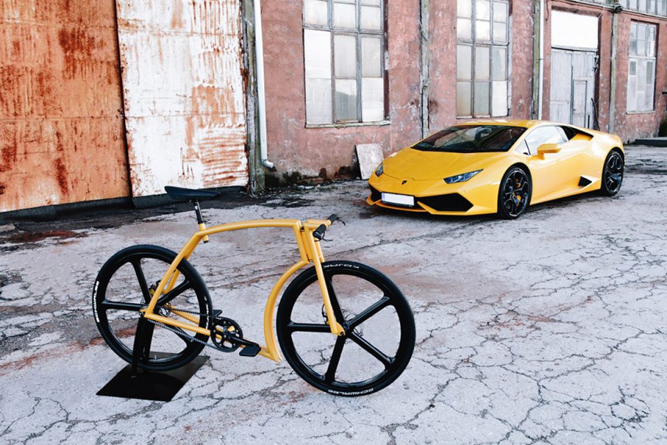 Kolo je mešanica Lamborghinija in mestnega kolesa.