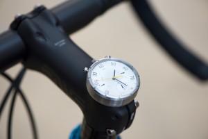 Pametna analogna ura in kolesarski števec Moskito
