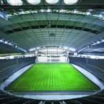 Japonski stadion Sapporo Dome lahko spremeni svojo podlago – na njej potekajo tako nogometne kot tudi bejzbol tekme. Sprejme lahko več kot 40.000 navdušencev.