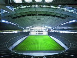 Japonski stadion Sapporo Dome lahko spremeni svojo podlago – na njej potekajo tako nogometne kot tudi bejzbol tekme. Sprejme lahko več kot 40.000 navdušencev.