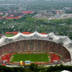 Olimpijski stadion v Münchnu lahko sprejme skoraj 70.000 ljudi. Po bombnem napadu v II. svetovni vojni je bil obnovljen. Rekonstrukcija predstavlja novo, demokratično Nemčijo.