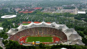 Olimpijski stadion v Münchnu lahko sprejme skoraj 70.000 ljudi. Po bombnem napadu v II. svetovni vojni je bil obnovljen. Rekonstrukcija predstavlja novo, demokratično Nemčijo.