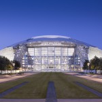 AT&T stadion v Teksasu lahko sprejme kar 80.000 obiskovalcev. Ponaša se tudi z največjimi premičnimi steklenimi vrati na svetu.