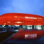Arena Allianz v Münchnu je verjetno nam najbolj znan stadion. Sprejme lahko več kot 70.000, med tekmami pa menja barvo pročelja.