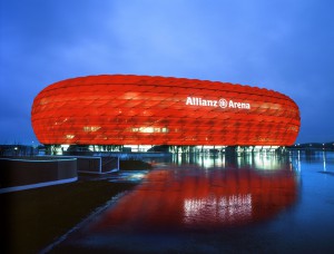Arena Allianz v Münchnu je verjetno nam najbolj znan stadion. Sprejme lahko več kot 70.000, med tekmami pa menja barvo pročelja.