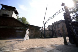 Papež Frančišek se sprehodi po zloglasnem Auschwitzu ob obisku nekdanjega nacističnega taborišča smrti. 29. julij, Auschwitz, Poljska.