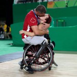 Adam Lancia, član kanadske moške košarkarske reprezentance, na vozičku objema svojo ženo Jamey, potem ko je njena ekipa zmagala na tekmi s Kitajsko. 16. september 2016, Rio de Janeiro, Brazilija.