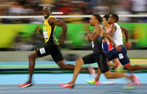 Usain Bolt pogleda na svoje sotekmovalce na moškem teku na 100 metrov v polfinalu na olimpijskih igrah v Riu. 14. avgust 2016, Rio de Janeiro, Brazilija.
