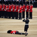 Gardist omedli na letni slovesnosti Trooping the Colour, kjer počastijo uradni rojstni dan kraljice Elizabete. 11. junij 2016, London, Velika Britanija.