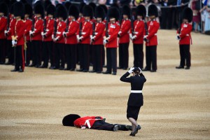 Gardist omedli na letni slovesnosti Trooping the Colour, kjer počastijo uradni rojstni dan kraljice Elizabete. 11. junij 2016, London, Velika Britanija.