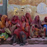 Nasmejane pripadnice hinduizma med verskim festivalom Lathmar Holi, kjer ženske s palicami tepejo moške. Barsana, Utar Pradeš, Indija.