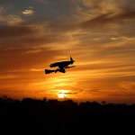 Letalo v obliki čarovnice na daljinsko upravljanje leti nad okolico ob sončnem zahodu. 31. oktober 2016, Encinitas, Kalifornija.