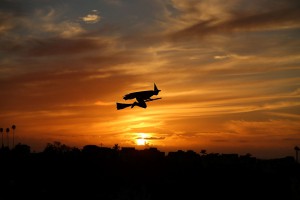 Letalo v obliki čarovnice na daljinsko upravljanje leti nad okolico ob sončnem zahodu. 31. oktober 2016, Encinitas, Kalifornija.