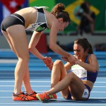 Nikki Hamblin z Nove Zelandije se ustavi med tekom na olimpijskih igrah v Riu, da pomaga tekmovalki Abbey D'Agostino iz ZDA, potem ko to zgrabi krč. 16. avgust 2016, Rio de Janiero, Brazilija.