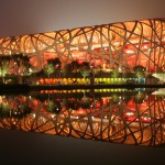 Nacionalni stadion v Pekingu lahko gosti kar 80.000 ljudi. Zaradi oblike se stadion imenuje tudi Ptičje gnezdo.