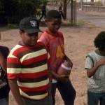 Doughboy (Ice Cube), Tre Styles (Cuba Gooding Jr.), Ricky Baker (Morris Chestnut) in Jason Furious Styles (Laurence Fishburne) v filmu Boyz n the Hood (1991)