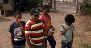 Doughboy (Ice Cube), Tre Styles (Cuba Gooding Jr.), Ricky Baker (Morris Chestnut) in Jason Furious Styles (Laurence Fishburne) v filmu Boyz n the Hood (1991)