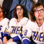 Jack Hanson (David Hanson), Steve Hanson (Steve Carlson) in Jeff Hanson (Jeff Carlson) v filmu Slap Shot (Nizki udarci, 1977)