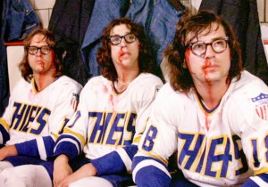 Jack Hanson (David Hanson), Steve Hanson (Steve Carlson) in Jeff Hanson (Jeff Carlson) v filmu Slap Shot (Nizki udarci, 1977)