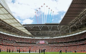 Londonski Wembley je verjetno najslavnejši stadion, na katerem so se zvrstile neštete legendarne tekme. Sprejme lahko kar 90.000 gledalcev.