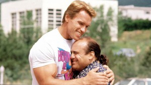Julius Benedict (Arnold Schwarzeneger) in Vincent Benedict (Danny DeVito) v filmu Twins (Dvojčka, 1988)