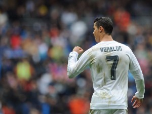 Pred časom je Ronaldo za pet let podaljšal pogodbo s klubom iz Madrida, ki ga trenutno vodi Zinedine Zidan. Real mu je dal izdatno povišico. Njegova tedenska plača bo po novem znašala kar 440 tisoč evrov na teden. V Madridu bo ostal najmanj do svojega 36. leta starosti.