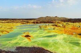 Vulkanski krater Dallol v Danakilski depresiji v Etiopiji leži nekaj deset metrov pod nadmorsko višino.