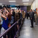 Množica poskuša narediti selfi s Hillary Clinton.