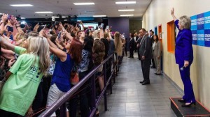 Množica poskuša narediti selfi s Hillary Clinton.