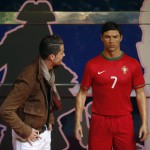 Originalna voščena lutka se sicer nahaja v madridskem muzeju voščenih lutk. Tja Ronaldo enkrat mesečno pošlje svojega osebnega frizerja, ki poleg njegove skrbi tudi za frizuro voščene lutke.