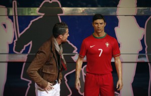 Originalna voščena lutka se sicer nahaja v madridskem muzeju voščenih lutk. Tja Ronaldo enkrat mesečno pošlje svojega osebnega frizerja, ki poleg njegove skrbi tudi za frizuro voščene lutke.