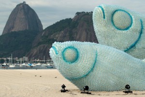 Skulptura na obali v Rio de Janeiru, v celoti narejena iz plastike.