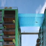 Stekleni bazen med dvema stavbama v Londonu