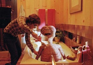 E.T. (1982): Steven Spielberg umiva E.T.-ja