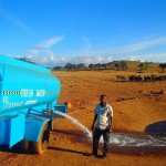 Patrick Kinolzo Mwalua, mož, ki žejnim divjim živalim vsak dan dostavi svežo vodo.