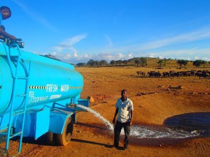 Patrick Kinolzo Mwalua, mož, ki žejnim divjim živalim vsak dan dostavi svežo vodo.