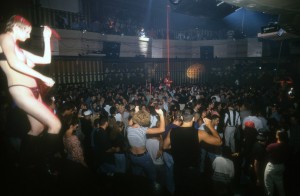 Plesalka zgoraj brez pleše na odru, New York City's Webster Hall, 1993.