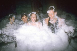 Skupina najstnikov uživa v peneči kopeli v Limelightu, 1995.