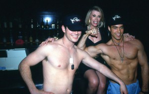 Joan Rivers pozira z dvema fantoma zgoraj brez na zabavi Gossip Party v Clubu USA, 1993.