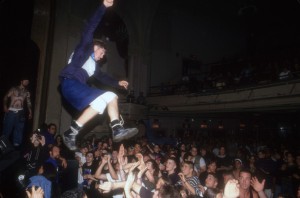 Mladec se meče med publiko, 1993.