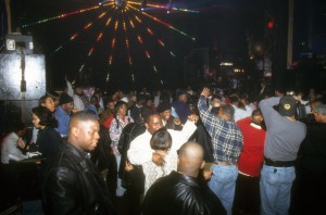 Množica pleše na zabavi v Clubu Expo, 1995.