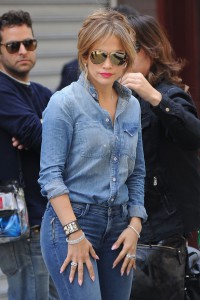 Jennifer Lopez šteje 47 let in po mnenju žensk so to leta, ko se morate poslovite od oprijetih kavbojk.