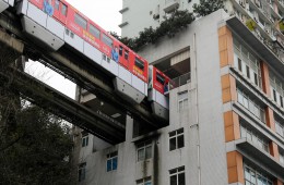Ta vlak na Kitajskem vozi kar skozi stanovanja