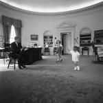 Tako elegantna je bila Bela hiša v času Jackie Kennedy: Ovalna pisarna