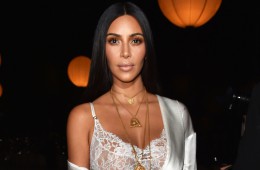 Kim Kardashian z nakitom Yeezy