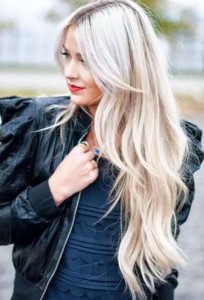 19 deklet, ki navdihujejo s svojimi dolgimi lasmi: Tudi platinum blond barva je videti odlično.