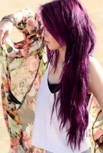 19 deklet, ki navdihujejo s svojimi dolgimi lasmi: Vse prej kot slaba je tudi vijoličasta.