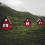 Rdečke hiške na podeželju Aljaske