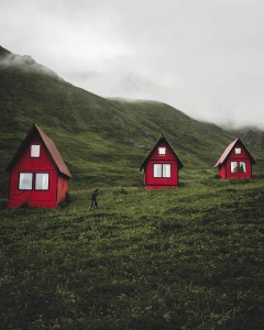 Rdečke hiške na podeželju Aljaske