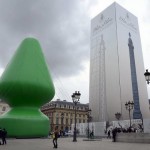 Nova skulptura se je ‘dvignila’ v Parizu. To naj bi bilo božično drevo.